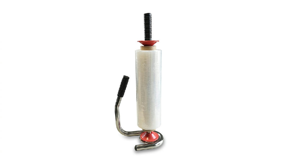 Verchroomde handwikkelfolie dispenser met grijze handgreep en een rol stretchfolie bevestigd