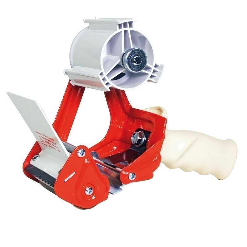 Een close-up van de Handdozensluiter R30 Deluxe, een zwarte tapedispenser met een rubberen rol en een gehard mes, klaar om dozen moeiteloos te sluiten. De dispenser staat op een tafel met een doos en rol tape ernaast, klaar voor gebruik.