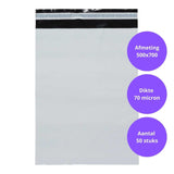 Grijze plastic verzendzak 500x700mm met zwarte plakstrip en specificaties, voor stevige pakketverpakking van 70 micron dik LDPE.