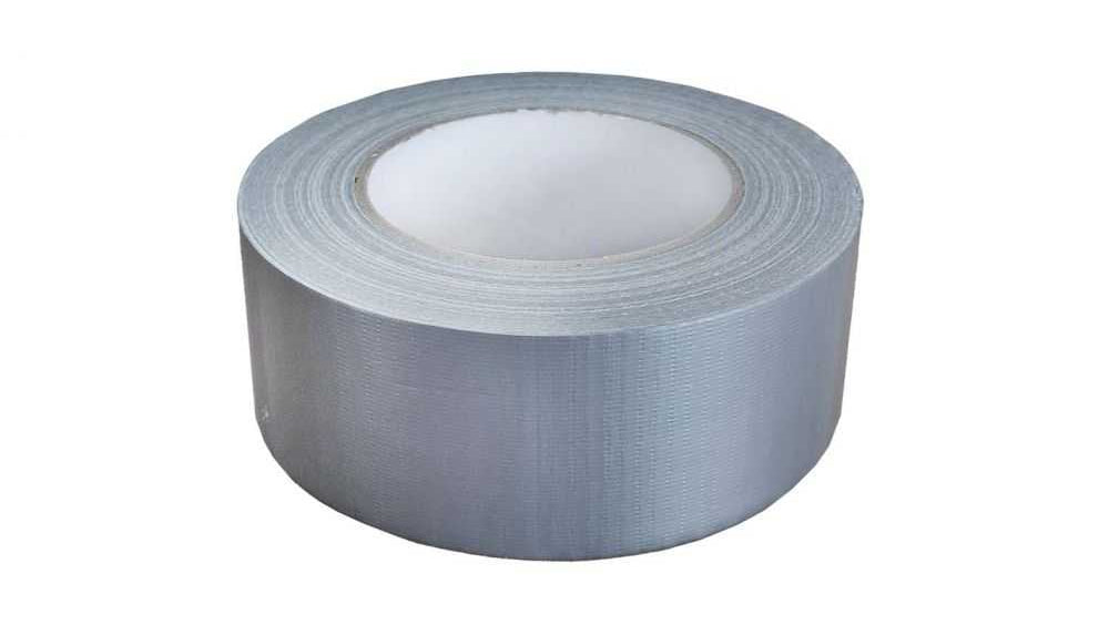 Rol van grijze duct tape, 50mm breed en 50m lang, ideaal voor diverse toepassingen zoals reparaties, bundelen en isoleren.