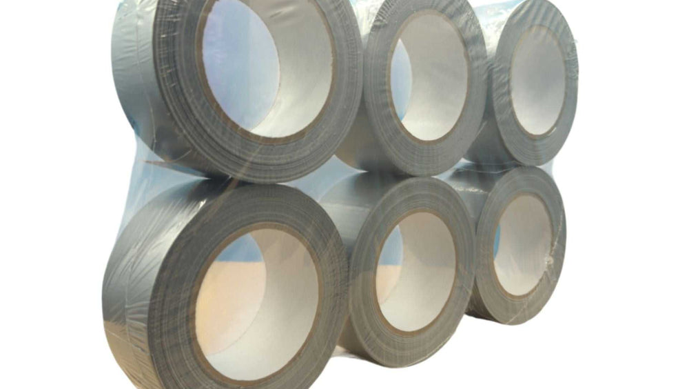 Waterbestendige grijze duct tape (50mm x 50m) met krachtige kleefkracht voor binnen- en buitentoepassingen.