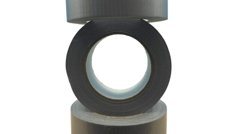 Professionele grijze duct tape 50mm x 50m – hoge kleefkracht en bestand tegen vocht en temperatuurschommelingen.