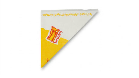 Gevulde frietzakken met friet en mayonaise, getoond in geel-witte print met de tekst 'Smakelijk' bovenaan.