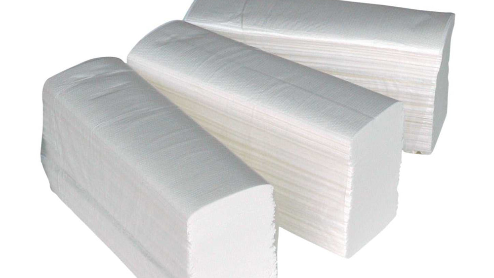 Handdoekpapier m-fold cellulose 2 laags 24x20.6cm in witte stapels, ideaal voor sanitaire ruimtes en dispensers in grootverpakkingen van 25x150st.