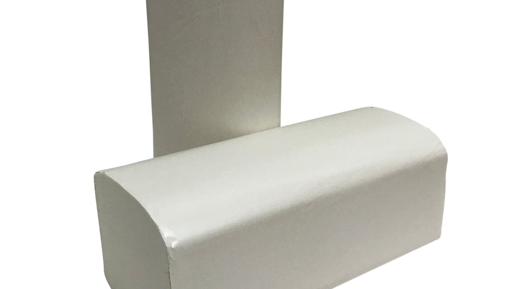 Handdoekpapier z-fold cellulose 2 laags 24x21cm in compacte stapels, ideaal voor hygiënische en efficiënte handdroging in sanitaire ruimtes.