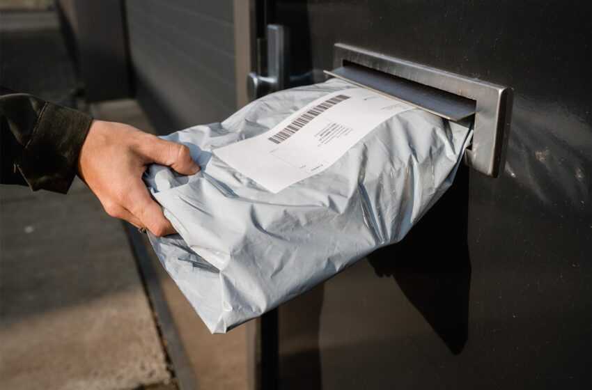 Scheurbestendige en waterdichte verzendzak past door de brievenbus