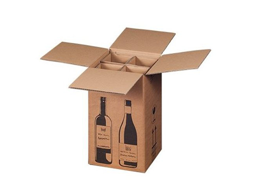 Verzenddoos voor 4 flessen van stevig karton met vakverdeling, ideaal voor veilige verzending van wijnflessen of andere glazen flessen.